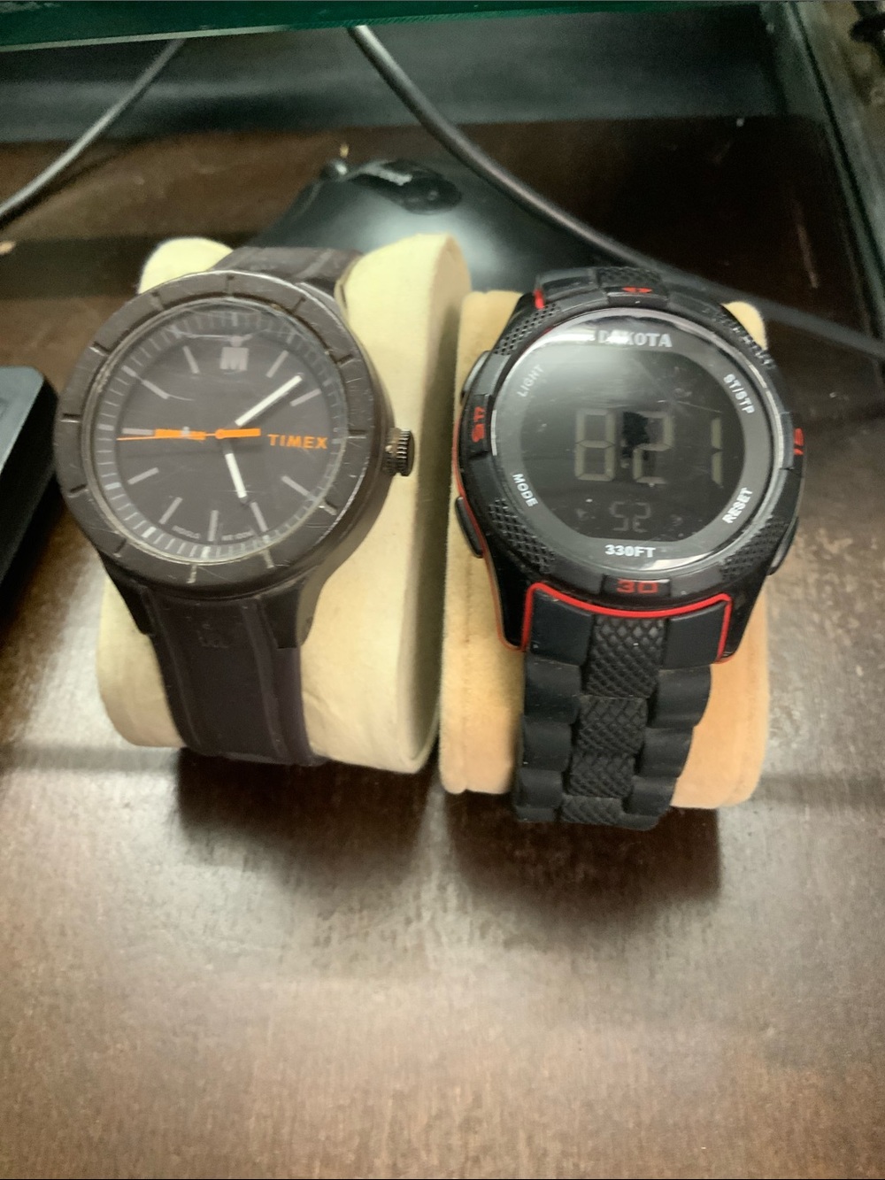 Lots of 2 mens watches. Minor surface scratches. Working order. TIMEX & DAKOTA.